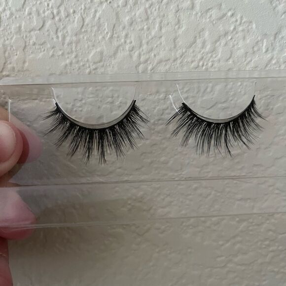 PUR 3d lux lashes - Picture 4 of 4